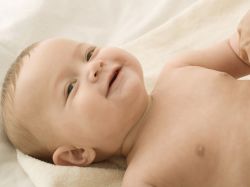 ZahnpflegeKariesvorbeugung bereits beim zahnlosen Baby